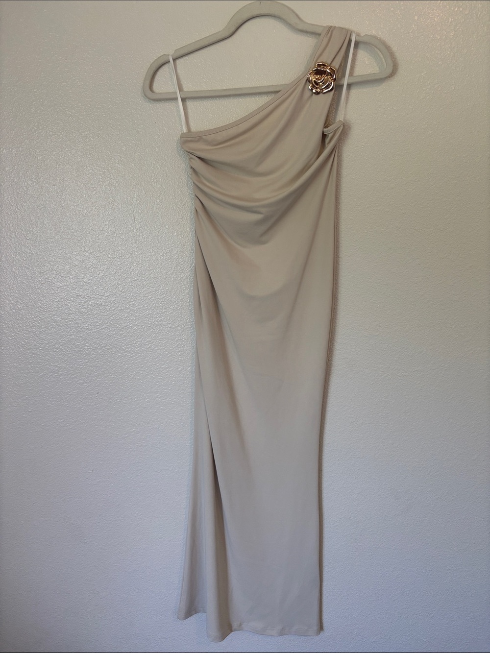 SHEIN One-Shoulder Beige Maxi Dress with Gold Brooch